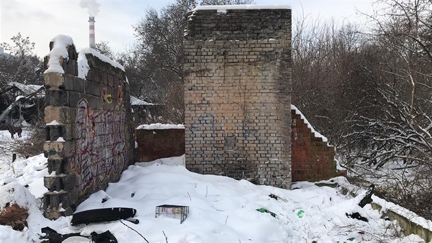 V m�st� b�val�ho zahradnictv� ve Vokovic�ch jsou dlouhodob� lid� bez domova. Te� se mus� v kr�tkosti vyst�hovat. Praha 6 chce po majiteli, aby pozemek uklidil.