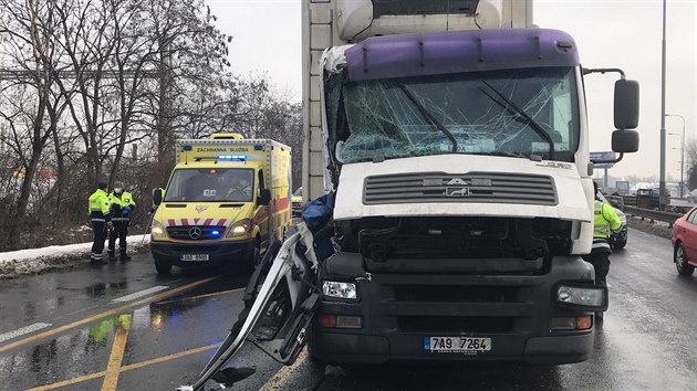 Nehoda dvou kamionů a nákladního auta omezila dopravu na Jižní spojce. (16.2.2021)