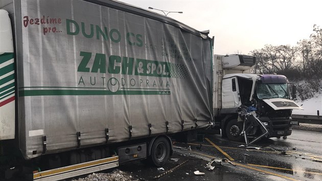 Nehoda dvou kamionů a nákladního auta omezila dopravu na Jižní spojce. (16.2.2021)