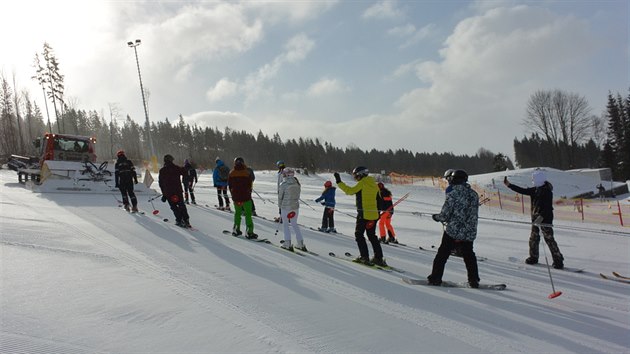 Dvacítka lyžařů a snowboardistů se přihlásila na první výtah rolbou.