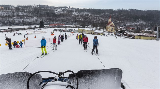 Lyai a snowboardist mohou na sjezdovce v Hlubokch u Olomouce vyut vytaen na kopec za snnou rolbou. Na rolbu jsou upevnn dlouh lana a na n krat s tali jako na vleku. Pro jednu jzdu je kapacita 22 lid. Provozovatel tm nahrazuje vleky, jejich provoz je v rmci protiepidemickch nazen zakzn.