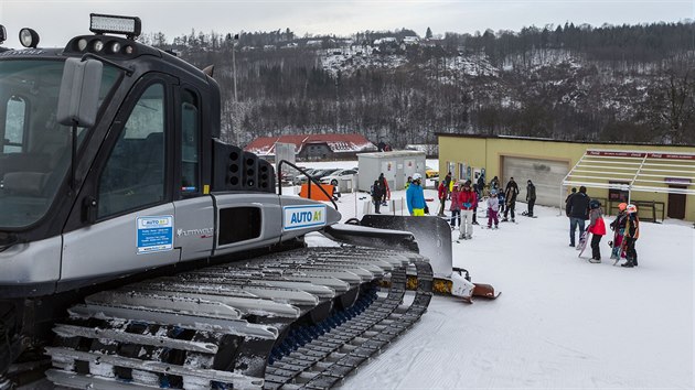 Lyžaři a snowboardisté mohou na sjezdovce v Hlubočkách u Olomouce využít vytažení na kopec za sněžnou rolbou. Na rolbu jsou upevněná dlouhá lana a na ně kratší s talíři jako na vleku. Pro jednu jízdu je kapacita 22 lidí. Provozovatel tím nahrazuje vleky, jejichž provoz je v rámci protiepidemických nařízení zakázán.