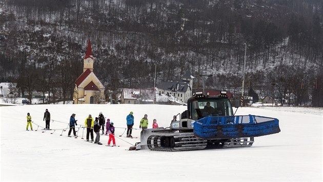 Lyžaři a snowboardisté mohou na sjezdovce v Hlubočkách u Olomouce využít vytažení na kopec za sněžnou rolbou. Na rolbu jsou upevněná dlouhá lana a na ně kratší s talíři jako na vleku. Pro jednu jízdu je kapacita 22 lidí. Provozovatel tím nahrazuje vleky, jejichž provoz je v rámci protiepidemických nařízení zakázán.