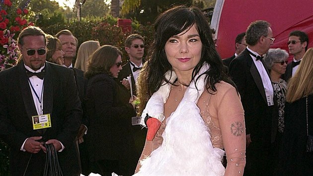 Ikonické labutí aty zpvaky Björk z pedávání Oscar v roce 2001. Stál za...