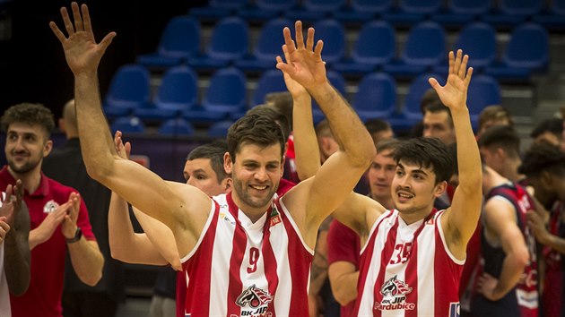 Pardubičtí basketbalisté Kamil Švrdlík (vlevo) a Michal Svoboda slaví postup do pohárového semifinále.