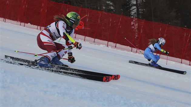 Rakouská lyžařka Katharina Liensbergerová (vlevo) a její italská soupeřka Marta Bassinová ve finále paralelního obřího slalomu na MS v Cortině