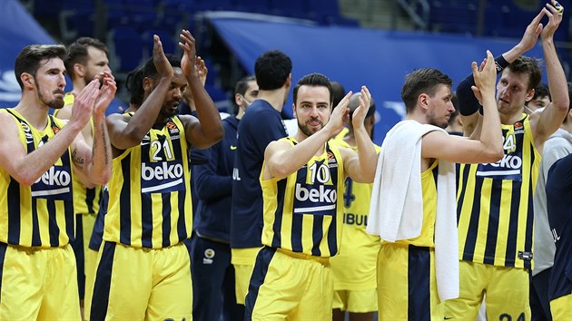 Basketbalisté Fenerbahce Istanbul oslavují euroligovou výhru. Vpravo Jan Veselý.