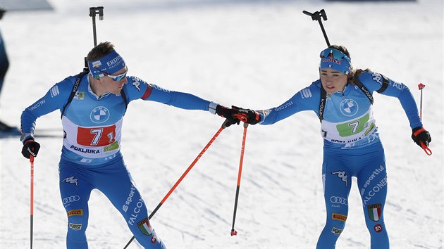 Lukas Hofer a Dorothea Wiererová v závodě smíšených dvojic na mistrovství světa v Pokljuce