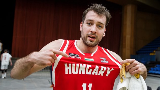 Szilrd Benke z Maarska rozhodl svou trojkou prodlouen s Rakouskem a zaslouil se o postup na EuroBasket 2022.