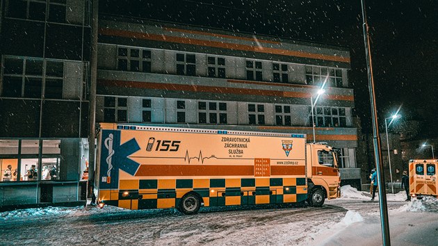 Pražští záchranáři chystají převoz patnácti pacientů s covidem-19 z Náchoda do jihomoravských nemocnic (9. 2. 2021).