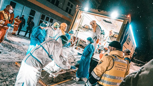 Převoz patnácti pacientů s covidem-19 z Náchoda do jihomoravských nemocnic (9. 2. 2021)