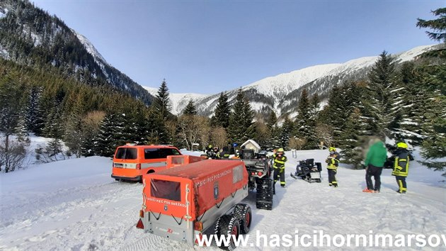 Jednotky hasičů byly svolány kvůli pádu laviny do Obřího dolu, z místa srazu u kapličky v Obřím dole se však vracely nazpět (15. 2. 2021).