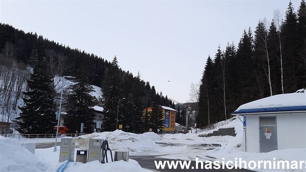 V Peci pod Sněžkou zasahoval vrtulník záchranářů po pádu laviny do Obřího dolu (15. 2. 2021).