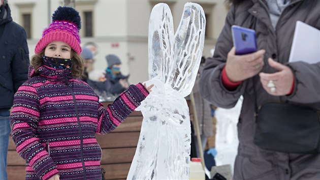 Plzeňské náměstí Republiky zdobí sochy z ledu. Kolemjdoucí je budou moci obdivovat do té doby, než se oteplí.  (11. 2. 2021)