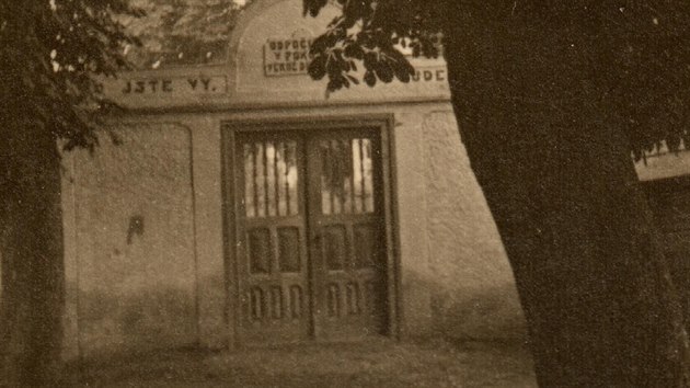 Historické snímky Spáleného Poříčí, starý hřbitov s márnicí