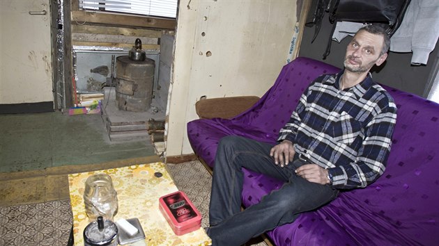 Bezdomovec z Kolína ve svém plzeňském příbytku v kolonii u vysílače Sylván. (11. 2. 2021)