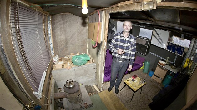 Bezdomovec z Kolína ve svém plzeňském příbytku v kolonii u vysílače Sylván. (11. 2. 2021)