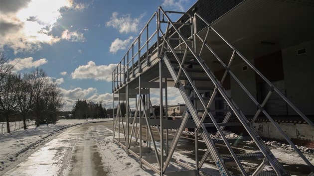 Lávka, ze které si řidiči kamionů mohou očistit sníh a led ze střechy svého vozidla, je k dispozici poblíž hraničního přechodu v Rozvadově. Je jediná svého druhu v ČR. (13. 2. 2021)