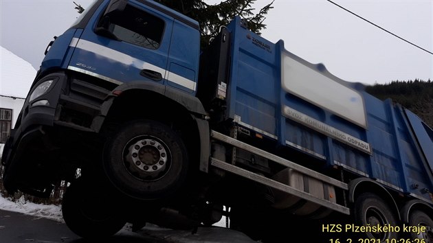 Nehoda popelářského vozu na Klatovsku.