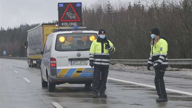Na hraničním přechodu v Rozvadově byla v pondělí fronta dlouhá až 16 kilometrů. Situace se zlepšila až ve středu. (17. 2. 2021)