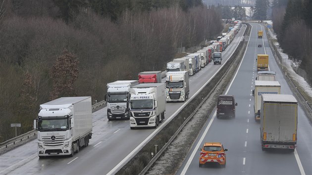 Na koronavirový test, který je nutný ke vstupu do Německa, čekali na přechodu v Rozvadově především řidiči kamionů. Fronty byly dlouhé až 16 kilometrů. (17. 2. 2021)