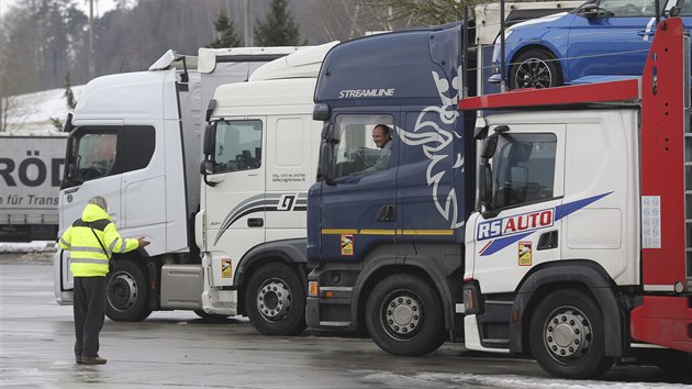 Na koronavirový test, který je nově nutný ke vstupu do Německa, čekali na přechodu v Rozvadově především řidiči kamionů.  (17. 2. 2021)