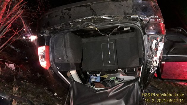 Nehoda osobnho auta u Kozolup na Plzesku. Cestujc zstala po kolizi zaklnn v kufru.