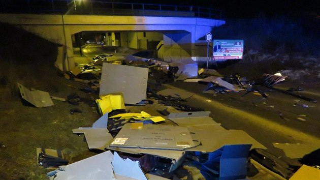Kamion se neveel pod eleznin most v ulici U Velkho rybnka v Plzni. Nklad se ze znienho nvsu rozsypal po silnici.
