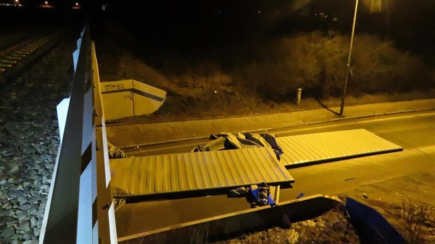 Kamion se nevešel pod železniční most v ulici U Velkého rybníka v Plzni. Náklad se ze zničeného návěsu rozsypal po silnici.