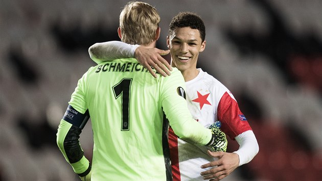 SHLEDN KRAJAN. Dnt fotbalist Kasper Schmeichel (Leicester) a Alexander Bah (Slavia) se pozdravili po zpase.