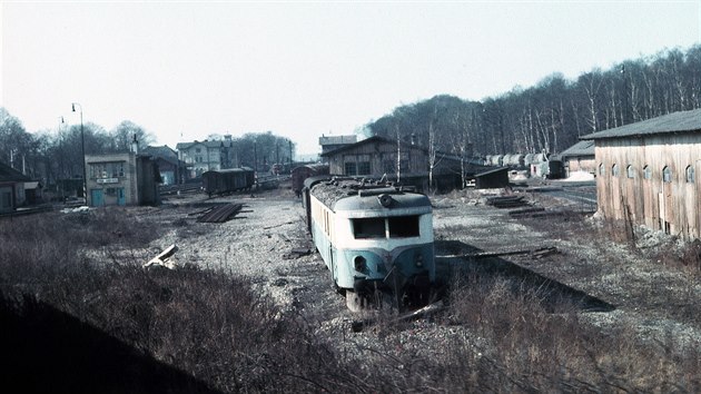Zruen elektrick motorov vz EM 411.002 z trat RybnkLipno v arelu depa Lun u Rakovnka, pozdjho Muzea D, cca rok 1976