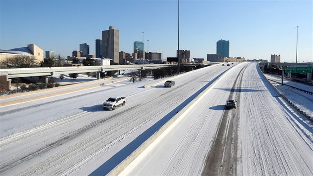 Možná nejhorší byla situace v texaském Houstonu, který podle místního deníku Houston Chronicle zaznamenal v pondělí nejchladnější den od roku 1989. Někteří komentátoři podotkli, že infrastruktura v regionu není na zimní počasí připravená, chybějí sněžné pluhy ale i tepelná izolace na domech. (16. února 2021)