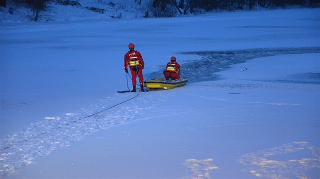 Hasiči lovili z nádrže čtyřkolku, která se s řidičem probořila na tenké vrstvě ledu.
