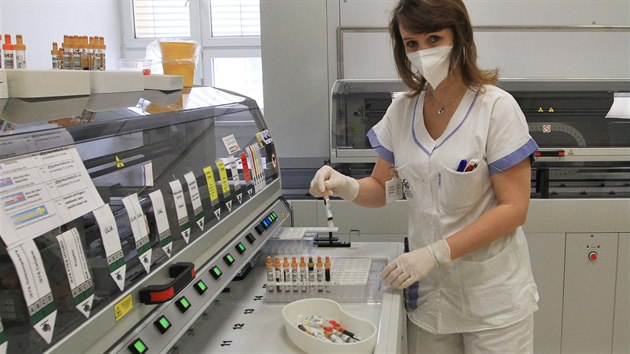 Fakultní nemocnice Ostrava spustila do provozu automatickou velkokapacitní linku na zpracování laboratorních vzorků. Během jedné hodiny dokáže zanalyzovat 600 vzorků krve, moči, stolice či slin.