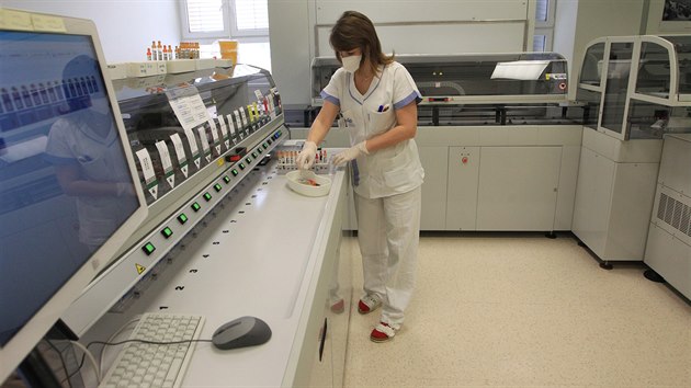 Fakultní nemocnice Ostrava spustila do provozu automatickou velkokapacitní linku na zpracování laboratorních vzorků. Během jedné hodiny dokáže zanalyzovat 600 vzorků krve, moči, stolice či slin.