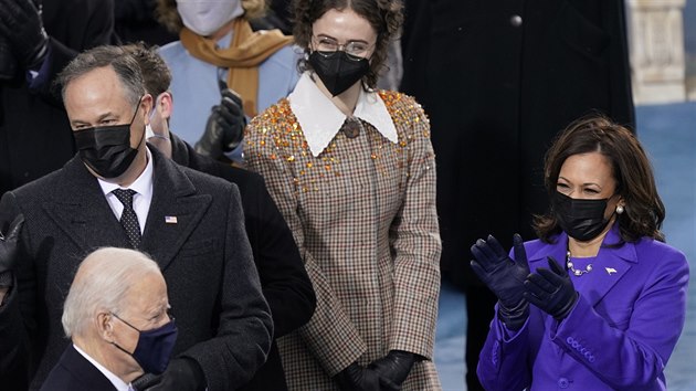 Doug Emhoff, Ella Emhoffová a její nevlastní matka Kamala Harrisová na inauguraci prezidenta Joea Bidena (Washington, 20. ledna 2021)