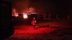 Následky exploze cisternových vozidel s pohonnými hmotami v afghánské provincii...