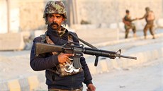 Afghánský policista na míst masivní exploze cisternových vozidel s pohonnými...