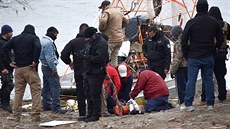 Léka�i se pokou�eli chlapce o�ivit, bohu�el v�ak marn�. (17. února 2021)