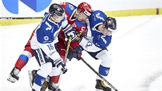 Ruský hokejista Nikolaj Kovalenko proti finské přesile.