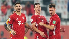 Benjamin Pavard z Bayernu oslavuje gól se spoluhráči Lucasem Hernandezem...