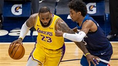 LeBron James (vlevo) z Los Angeles a Jaden McDaniels z Minnesoty.