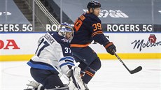 Branká Connor Hellebuyck z Winnipegu a Alex Chiasson z Edmontonu.