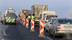 Policejní kontrola na dálnici D6, na hranici dvou uzavřených okresů Cheb a...