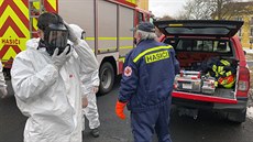 Dobrovolní hasii v Ostrov zaali s dezinfekcí vech mstských budov.