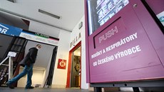 Automat na respirátory v obchodním dom v Chebu (19. 2. 2021)