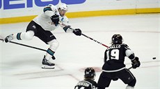 Tomá Hertl doráí kotou a stílí svj první gól v utkání s Los Angeles Kings.