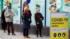 Lidé čekají na očkování proti covidu ve Folkestonu v britském hrabství Kent.... | na serveru Lidovky.cz | aktuální zprávy