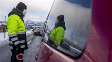 Policista kontroluje idie automobilu u obce Dolní Branná na hranici okres...