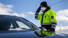 Policista kontroluje idie automobilu u obce Dolní Branná na hranici okres...